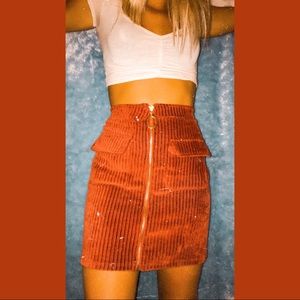 Cute high waisted corduroy skirt in orange🤤